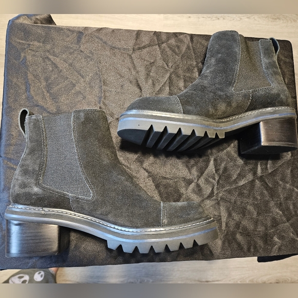 Bernardo Salem Women's Black Suede Boots size 8 With Chunky Heel - Picture 7 of 11